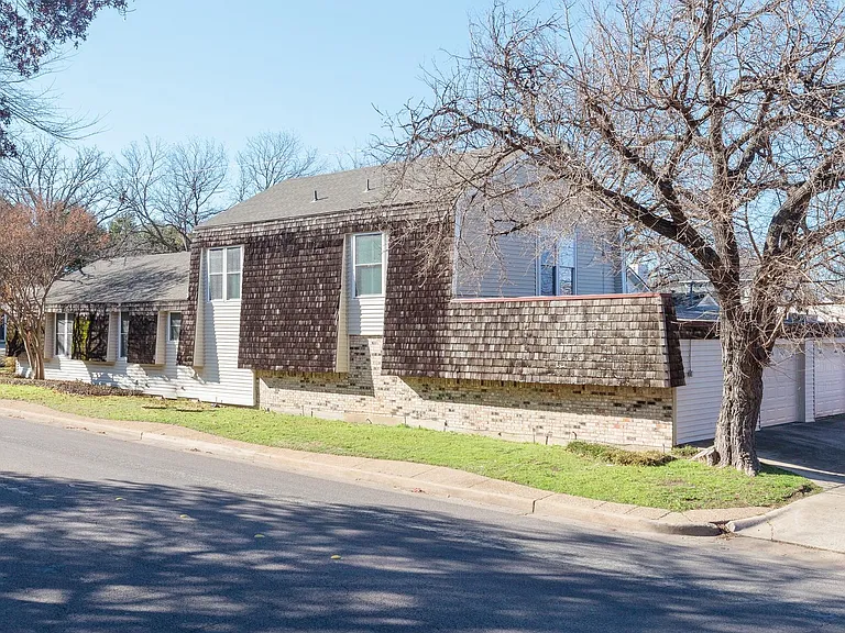 5700 Pershing Ave — Photo 2