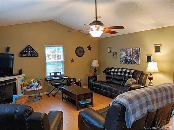 5th image of 3002 38th Avenue Ln NE #8