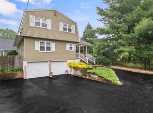 289 Maplewood Rd, Huntington Station, NY 11746