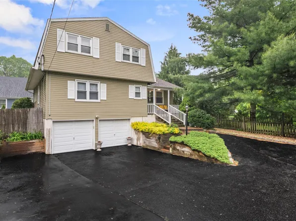 289 Maplewood Road, Huntington Station, NY 11746