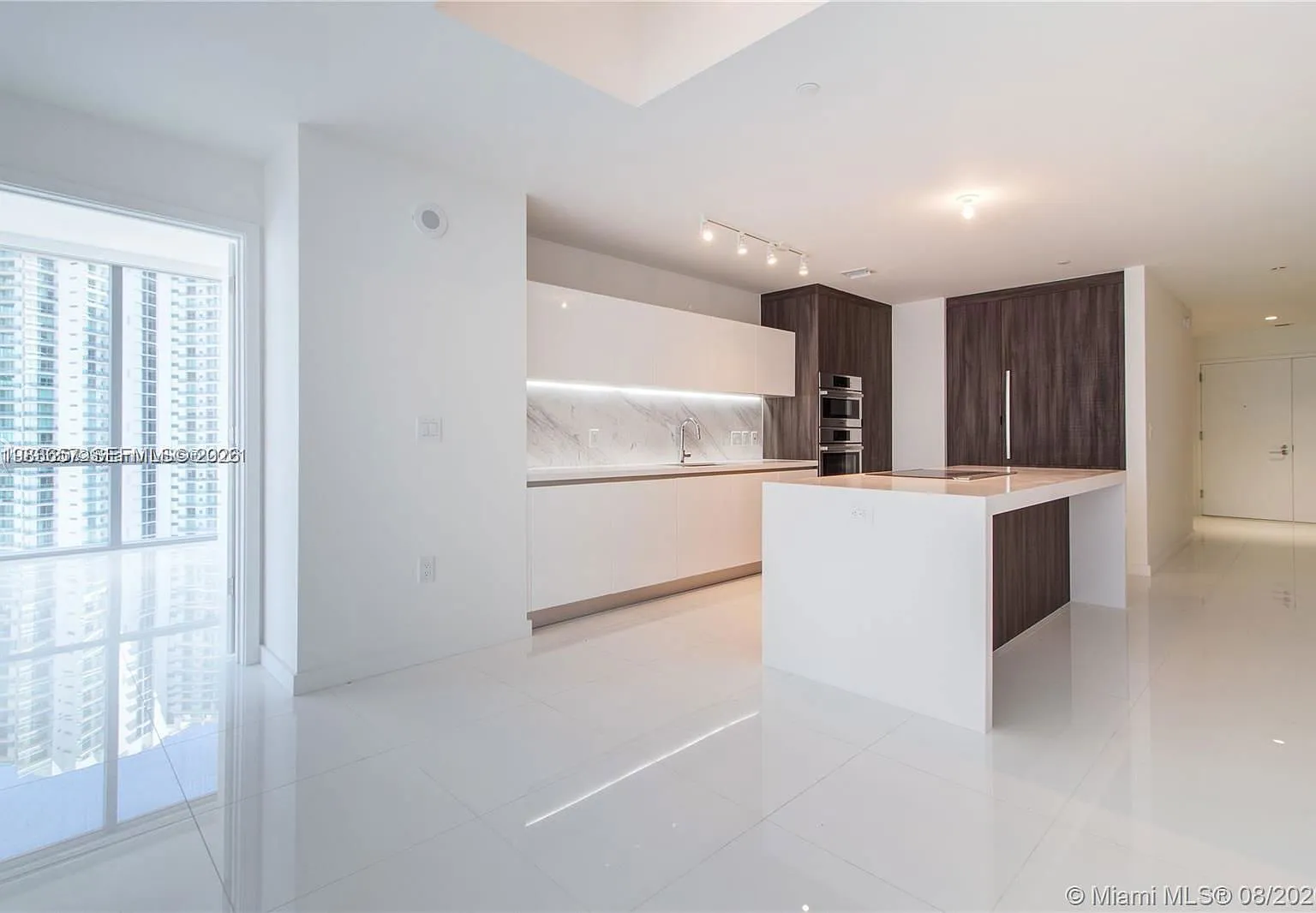 3 bed, 4.0 bath, 2204 sqft, $9,750 — Photo 3