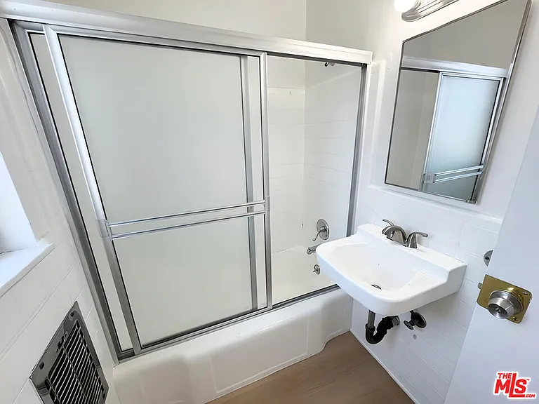 470 S Mariposa Ave #7 — Photo 12