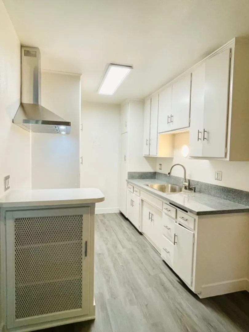 405 N Marengo Ave. — Photo 4