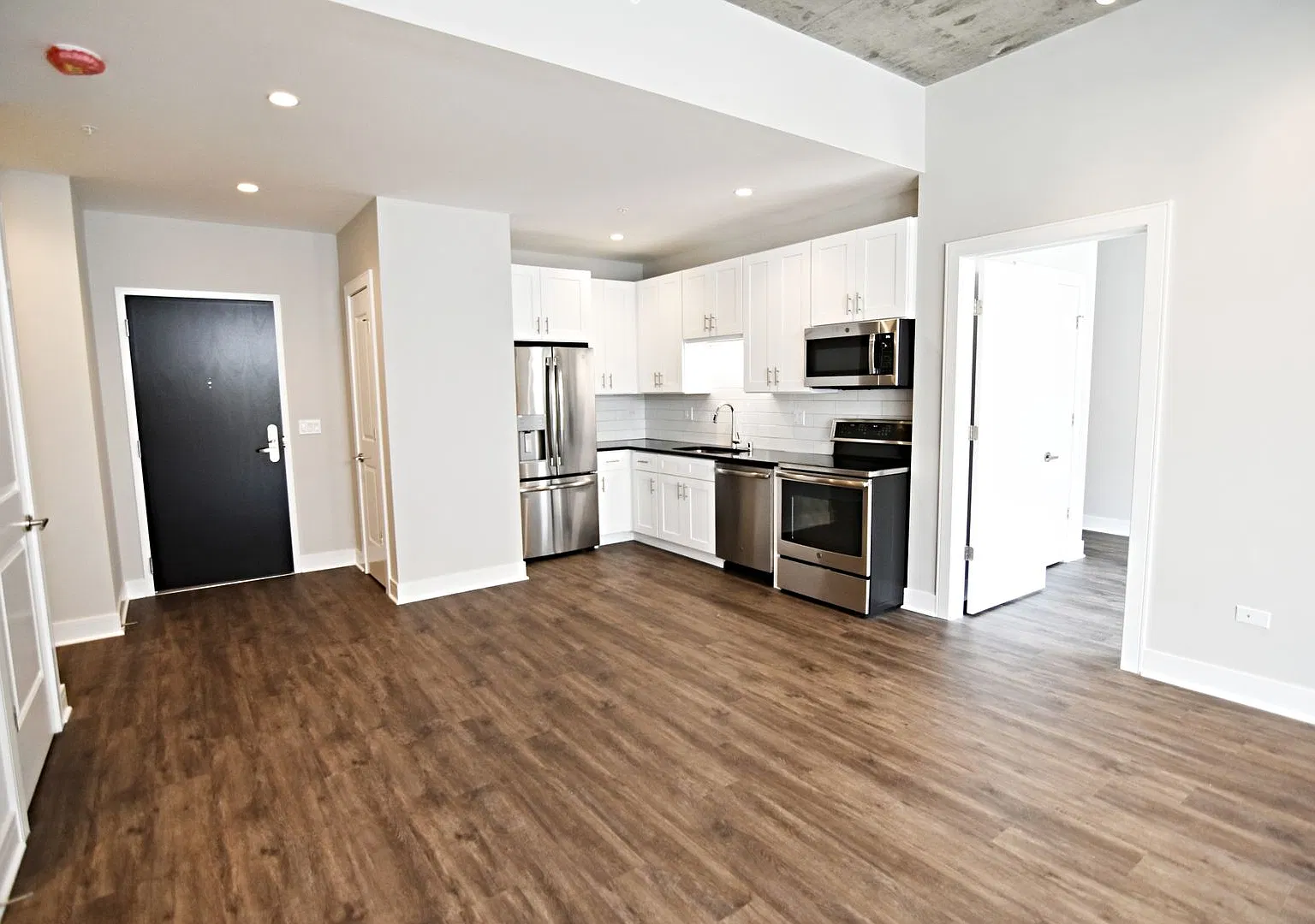 2 bed, 2.0 bath, 1032 sqft, $4,128 — Photo 4