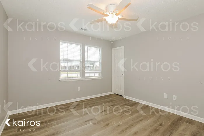 415 Deerpark Dr — Photo 7