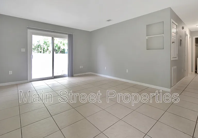 3346 Greenbriar Cir #D — Photo 4