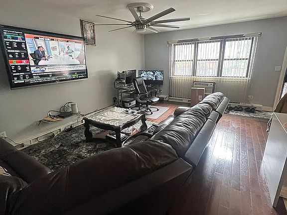 2nd image of 117 Hart St