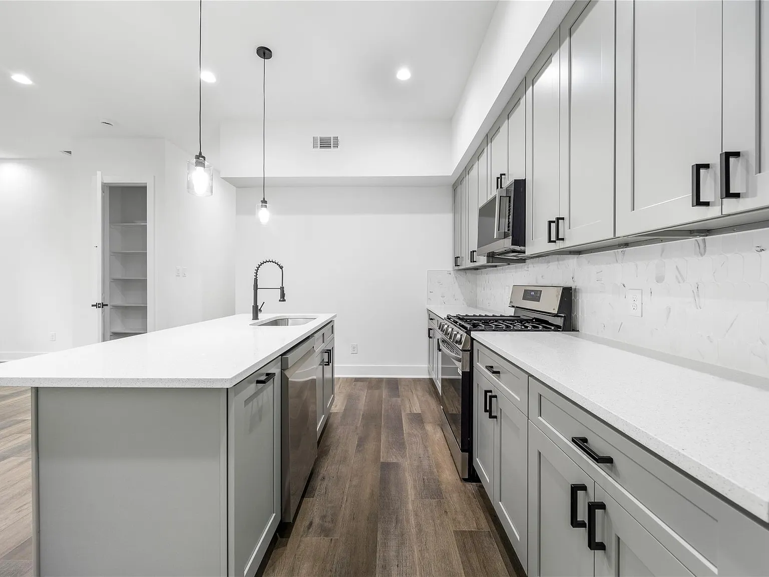 3 bed, 2.0 bath, 1984 sqft, $1,850 — Photo 4