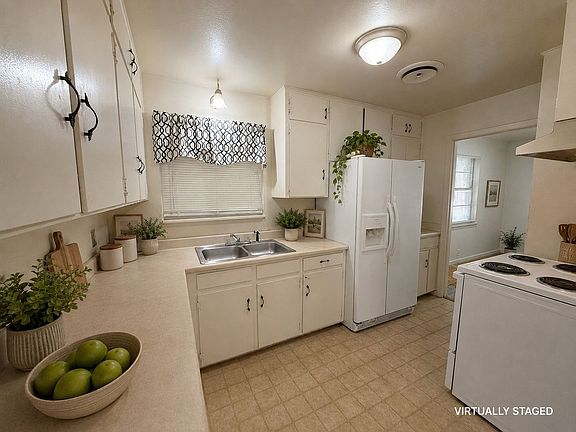 3rd image of 1323 Gardenia Ave