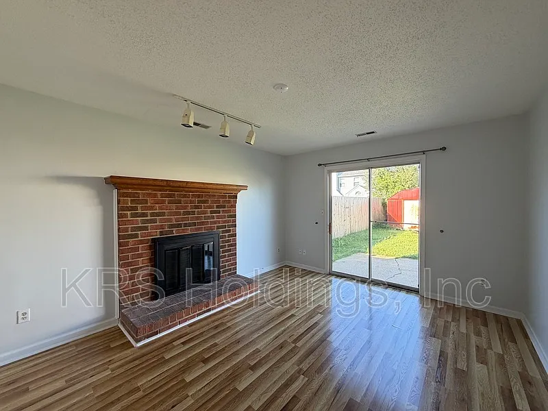 3 bed, 2.5 bath, 1648 sqft, $2,300 — Photo 4