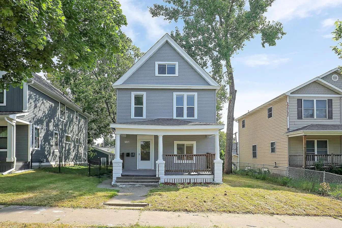 2124 Fremont Ave N — Photo 1