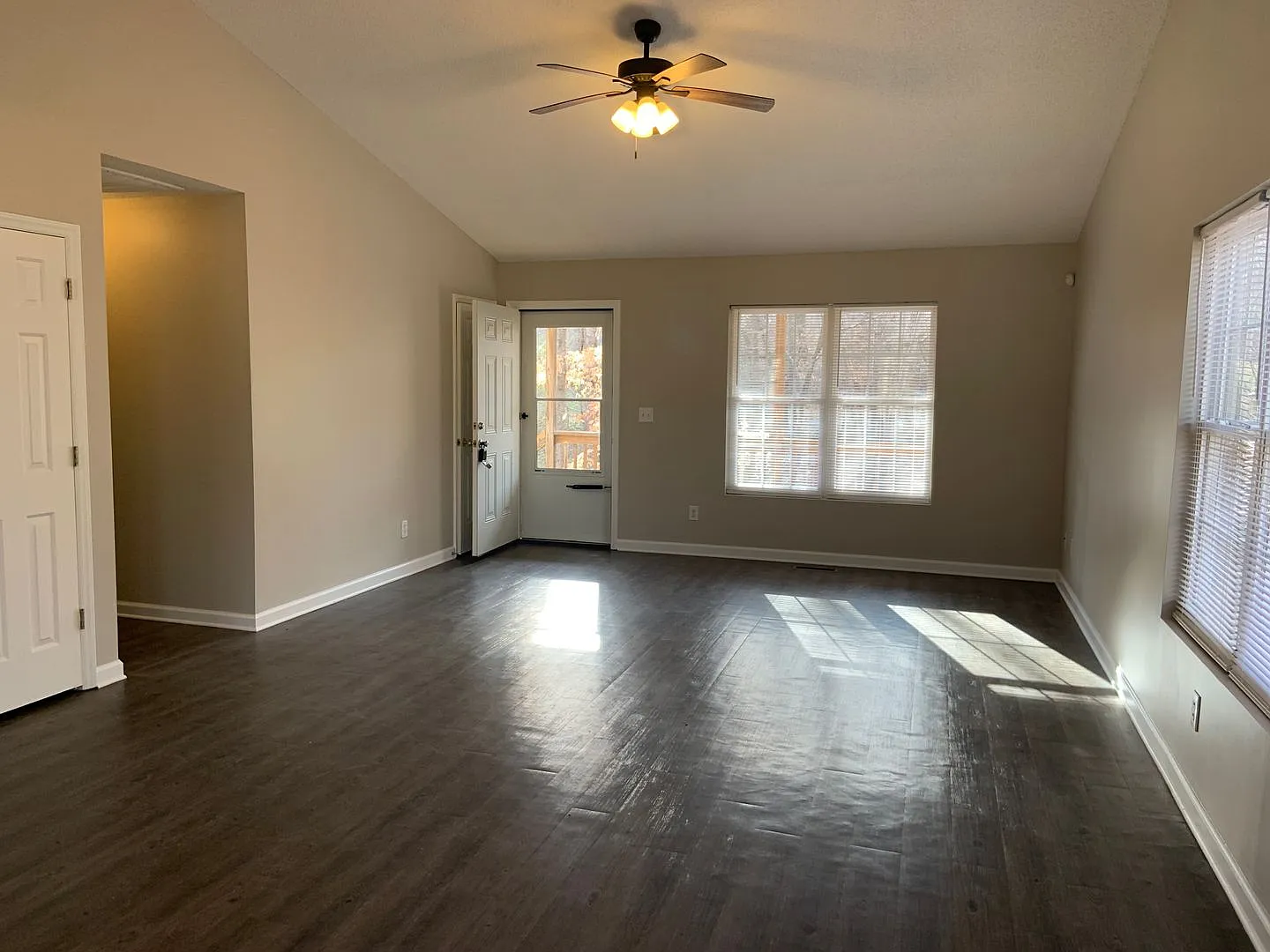 Spacious 3 Bedroom Home with wooded privacy — Photo 2