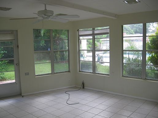 4th image of 922 Mead Ave