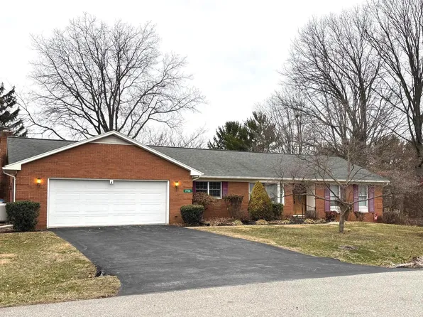 17706 Garden Spot Dr, Hagerstown, MD 21740