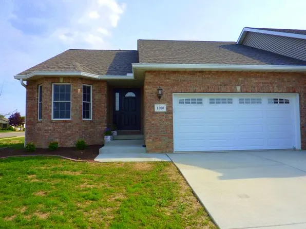 1300 Kingsbury Rd, Washington, IL 61571