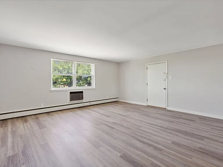 500 Manor House Ln — Photo 4