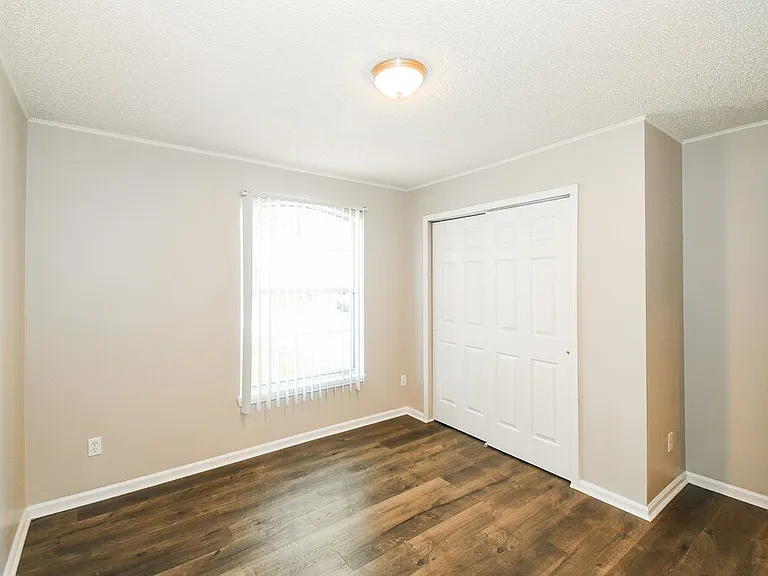 1126 E Brookwood Bluff Rd — Photo 12