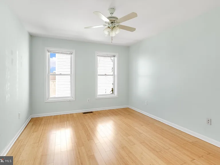 2476 Emerald St — Photo 21