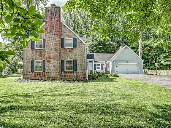 2nd image of 205 Sparkling Brook Dr
