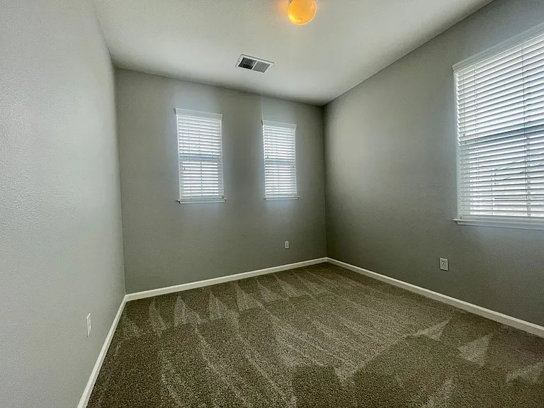 238 Laird Pl — Photo 6