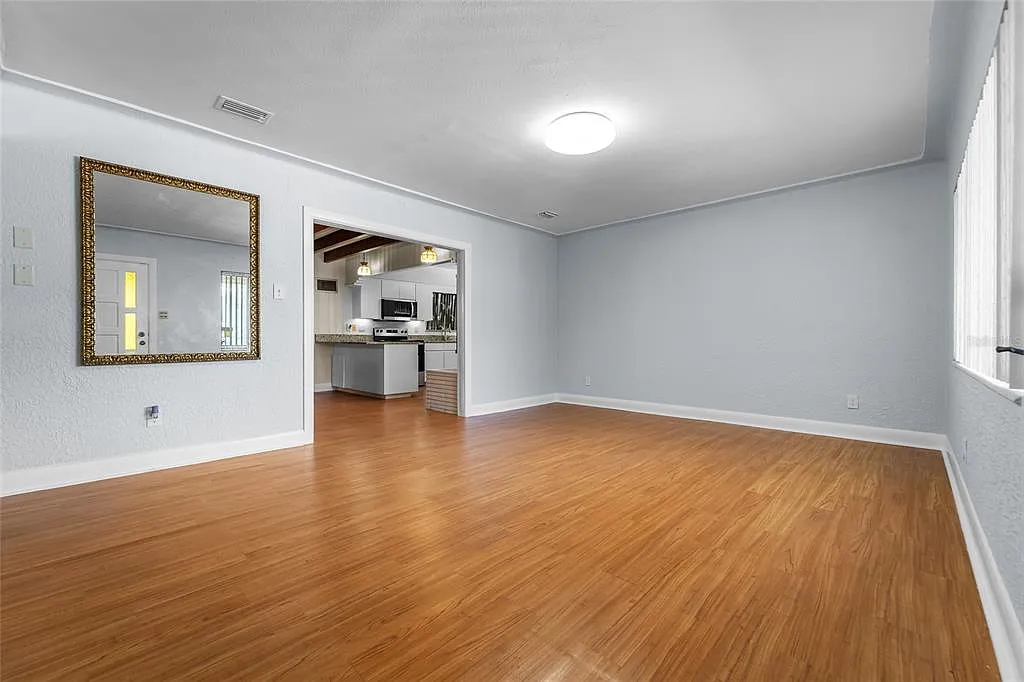3 bed, 2.0 bath, 2944 sqft, $2,500 — Photo 4