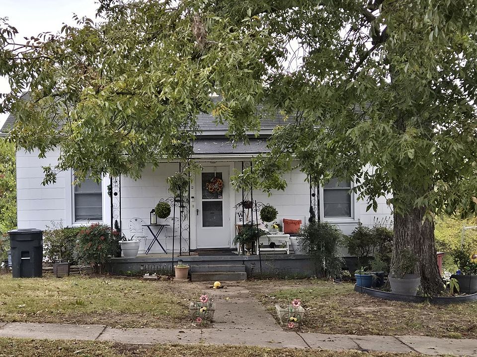 2nd image of 806 Hughes St