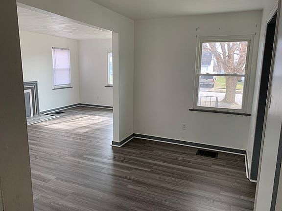 4th image of 1749 Vancouver Dr