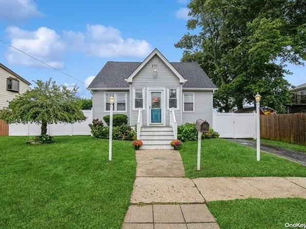 211 10th Street, West Babylon, NY 11704