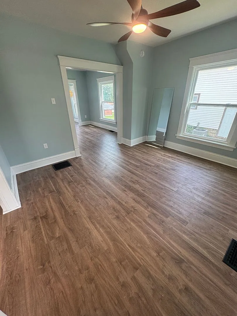 Stunning 3-Bedroom Home with Modern Finishes and Detached Garage — Photo 4