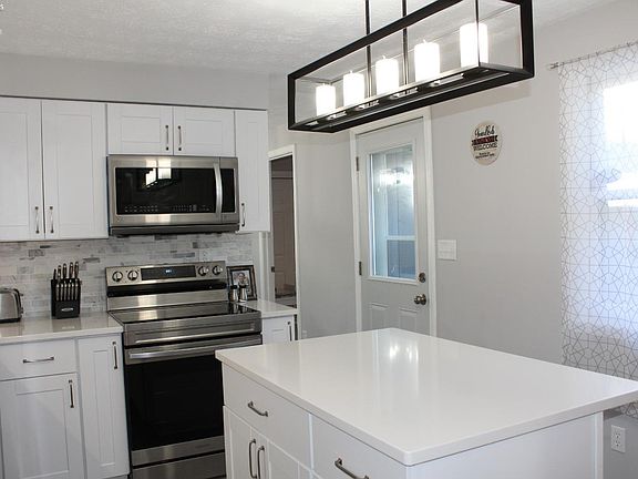 3rd image of 5001 Woodview Dr