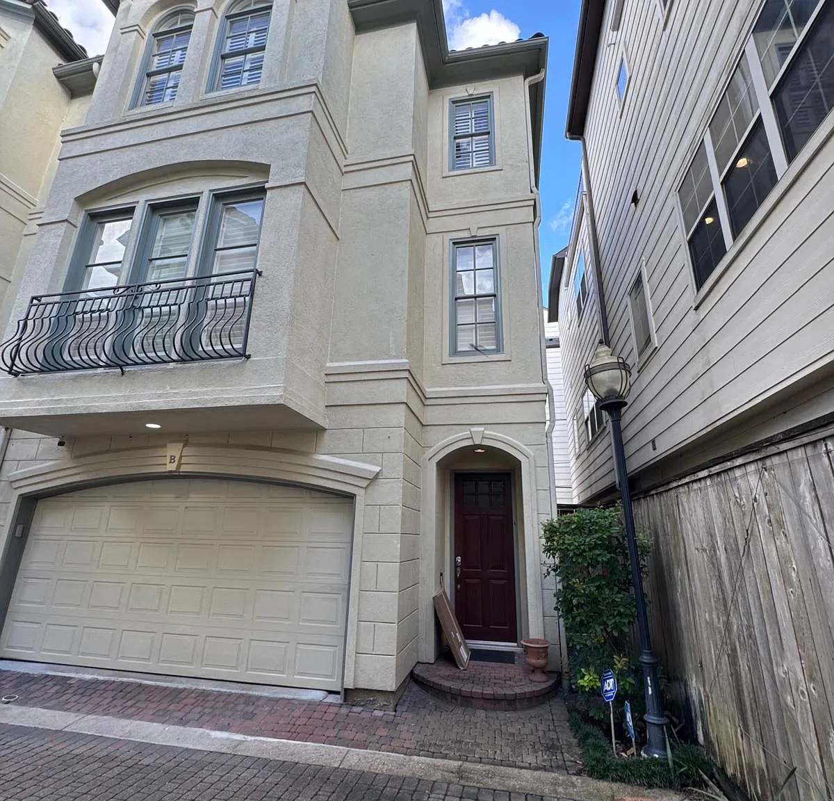 3 bed, 3.5 bath, 2563 sqft, $3,545 — Photo 2