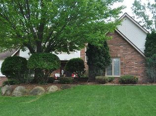 2927 Portage Trail Dr, Rochester Hills, MI 48309