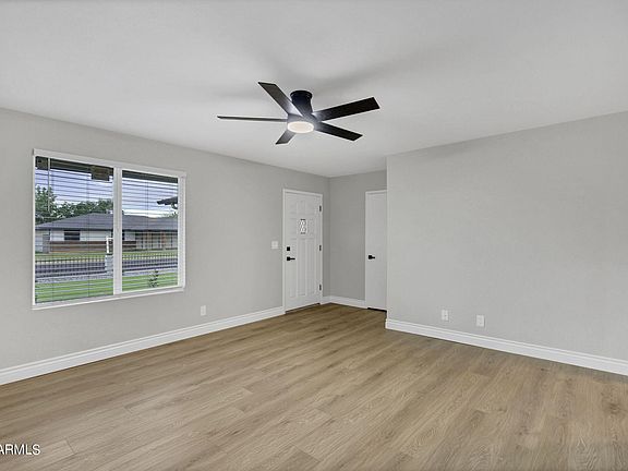 4th image of 2617 E GLADE Avenue