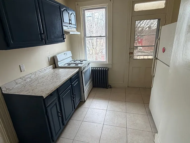 121 Laurel St — Photo 7