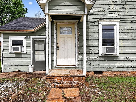 4th image of 4509 Howell Ave