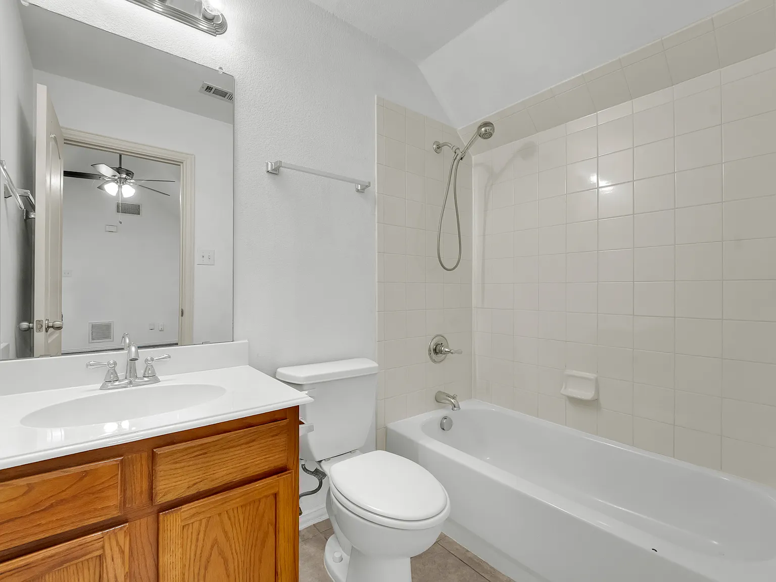 4 bed, 2005 sqft, $2,200 — Photo 4
