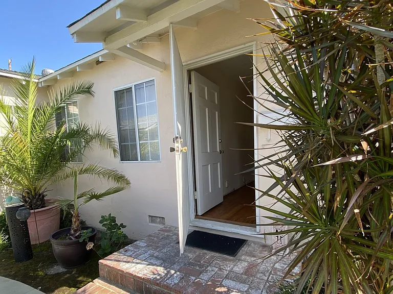5618 Riverton Ave — Photo 4