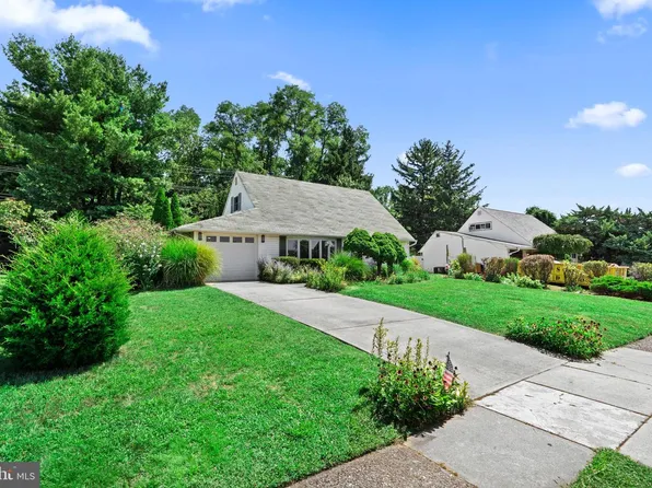 48 Towpath Rd, Levittown, PA 19056