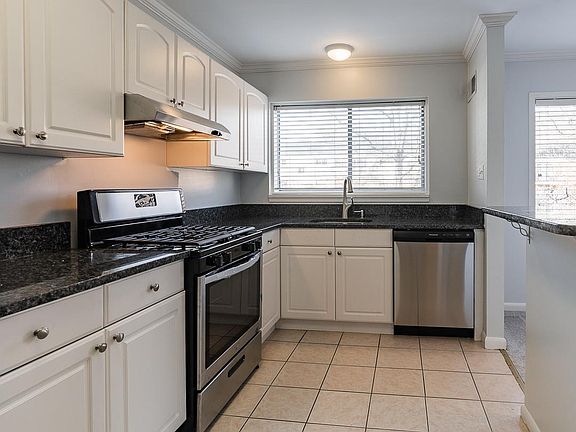3rd image of 10655 Weymouth St #10655