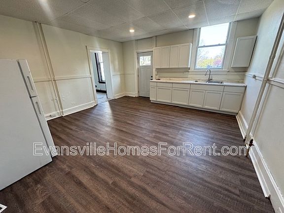 4th image of 3036 W Maryland St