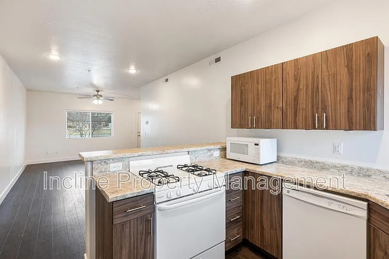 3 bed, 2.0 bath, 1100 sqft, $1,375 — Photo 3