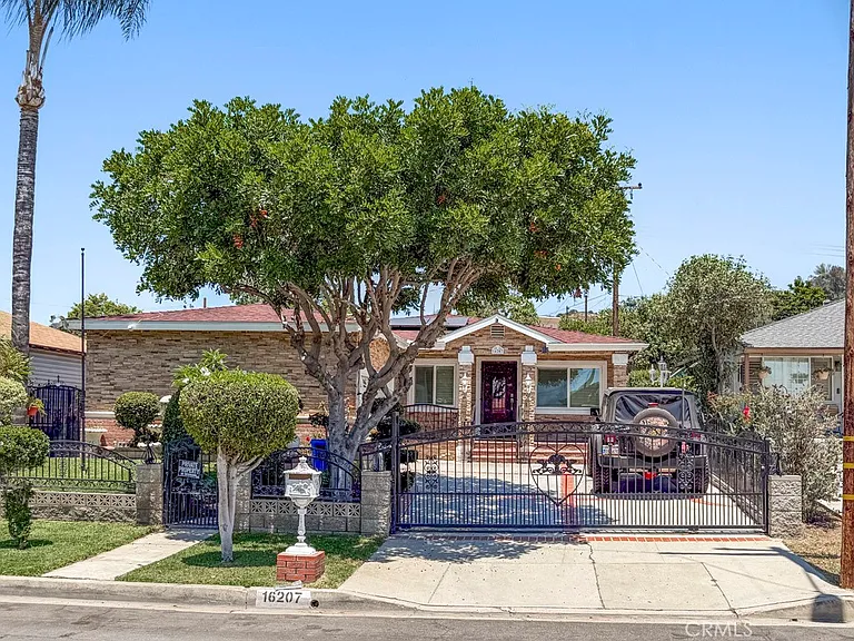 16207 Inyo St — Photo 1