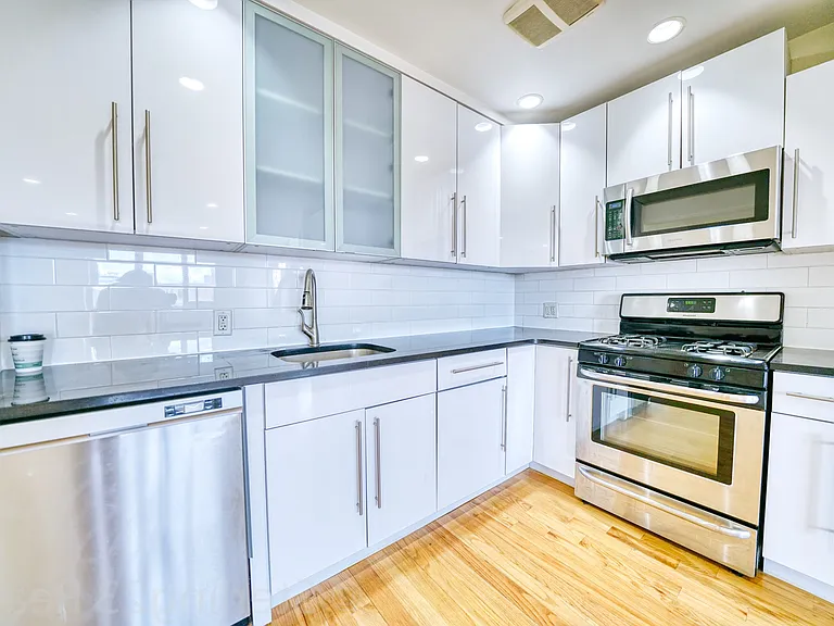 2315 Astoria Blvd #6A — Photo 2