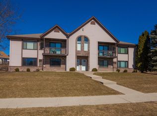 1343 Meadowcreek Dr, Pewaukee, WI 53072