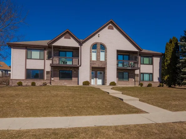1343 Meadowcreek Dr, Pewaukee, WI 53072