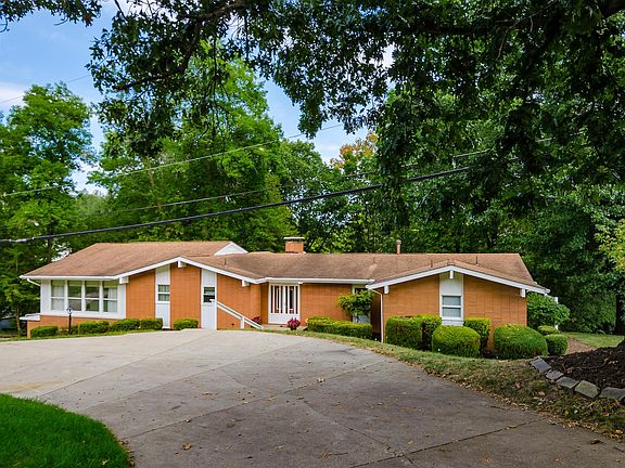 2nd image of 1760 Bryn Mawr Cir