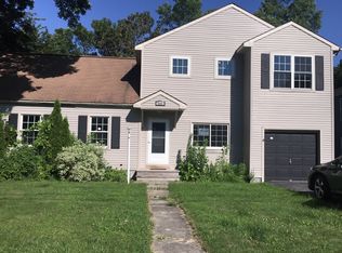 211 Ambergate Rd, Syracuse, NY 13214