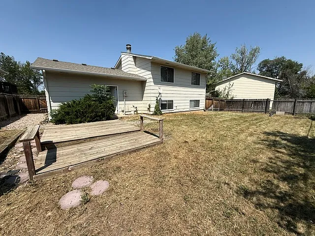 1913 McAllister Ct — Photo 2