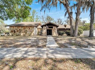 2402 Sprucewood Ln, Plant City, FL 33563