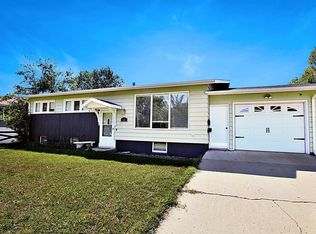 121 25th St NW, Minot, ND 58703